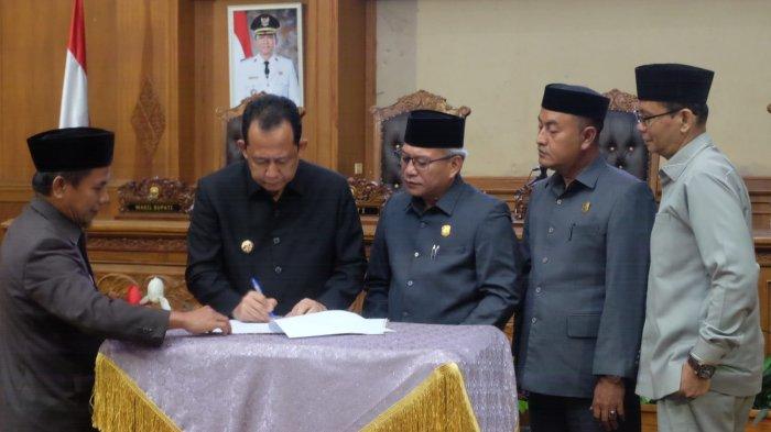 DPRD-Muaro-Jambi-resmi-mengesahkan-tujuh-Rancangan-Peraturan-Daerah